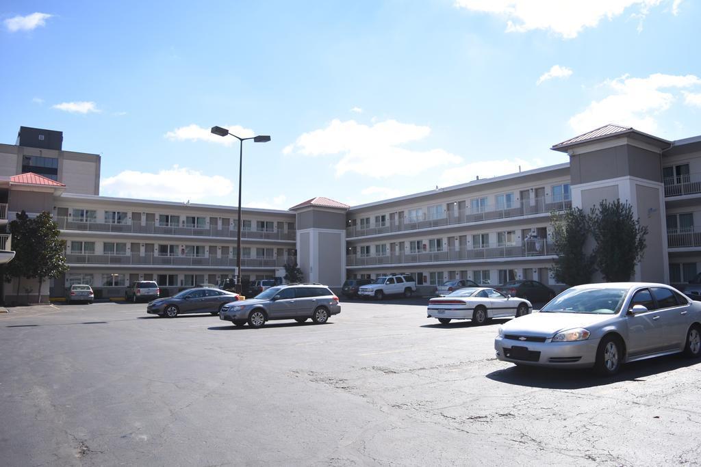 Econo Lodge Downtown Louisville Buitenkant foto